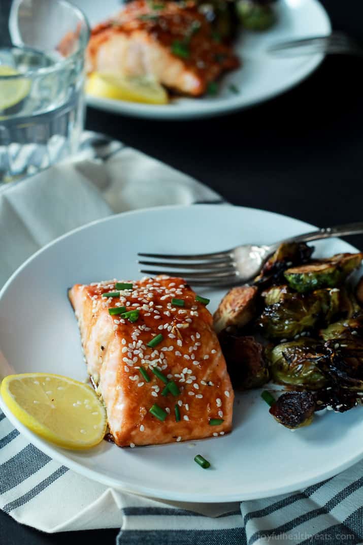 An incredible sweet and savory dinner in less than 20 minutes, Hoisin Honey Glazed Salmon. A healthy low carb meal using only 10 ingredients! | joyfulhealthyeats.com #recipes 不到20分钟,美味可口的晚餐,海鲜蜜汁三文鱼。健康的低碳水化合物膳食,只使用10种原料!| joyfulhealthyeats.com食谱