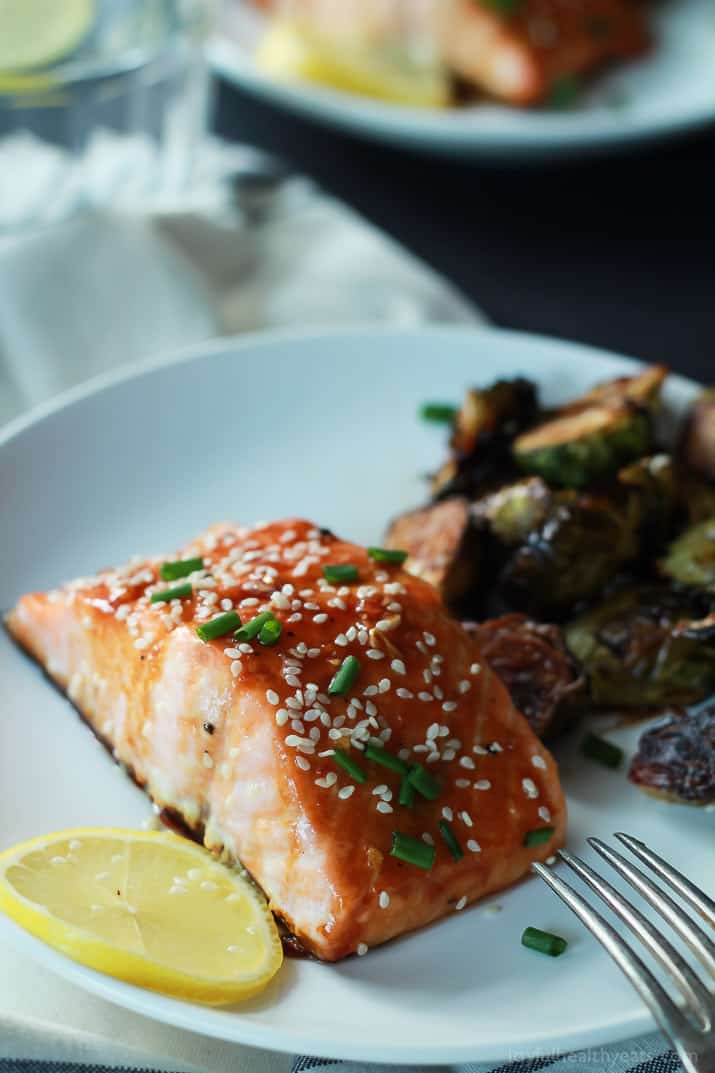 An incredible sweet and savory dinner in less than 20 minutes, Hoisin Honey Glazed Salmon. A healthy low carb meal using only 10 ingredients! | joyfulhealthyeats.com #recipes 不到20分钟,美味可口的晚餐,海鲜蜜汁三文鱼。健康的低碳水化合物膳食,只使用10种原料!| joyfulhealthyeats.com食谱