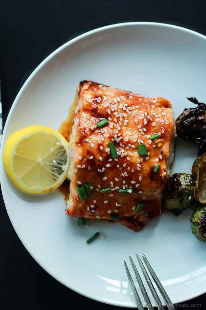 An incredible sweet and savory dinner in less than 20 minutes, Hoisin Honey Glazed Salmon. A healthy low carb meal using only 10 ingredients! | joyfulhealthyeats.com #recipes 不到20分钟,美味可口的晚餐,海鲜蜜汁三文鱼。健康的低碳水化合物膳食,只使用10种原料!| joyfulhealthyeats.com食谱