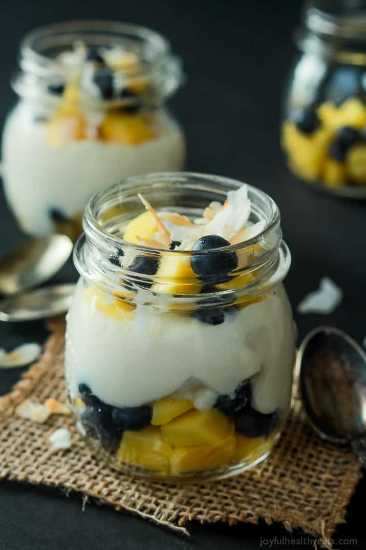 28 Last Minute Easter Brunch Ideas 梅森罐热带超级水果酸奶冻