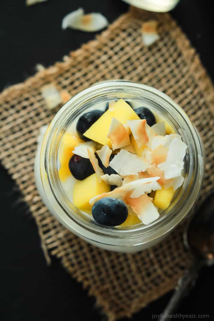 Dessert for breakfast with this Tropical Superfruit Yogurt Parfait, an easy way to detox that tastes delicious! | joyfulhealthyeats.com #recipes #healthybreakfast 早餐甜点是这款热带超级水果酸奶冻糕,一种简单的排毒方法,味道美味!| joyfulhealthyeats.com #食谱#健康早餐