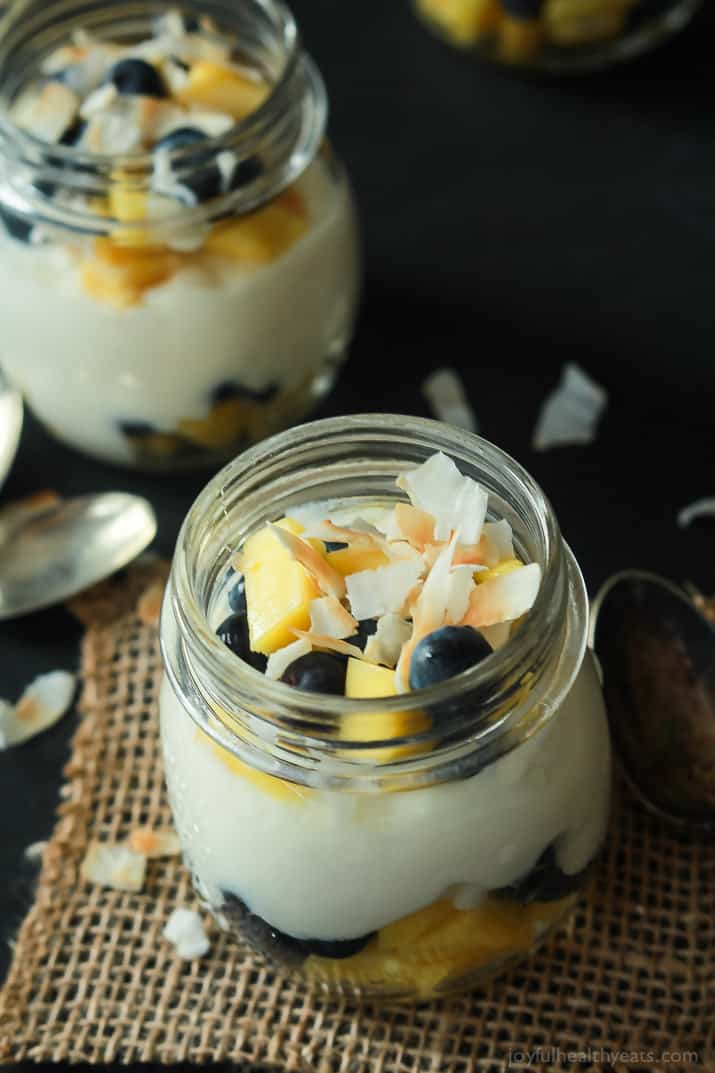 Dessert for breakfast with this Tropical Superfruit Yogurt Parfait, an easy way to detox that tastes delicious! | joyfulhealthyeats.com #recipes #healthybreakfast 早餐甜点是这款热带超级水果酸奶冻糕,一种简单的排毒方法,味道美味!| joyfulhealthyeats.com #食谱#健康早餐