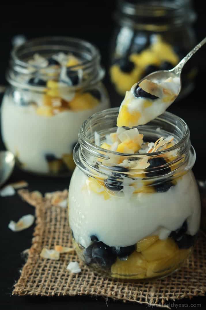 Dessert for breakfast with this Tropical Superfruit Yogurt Parfait, an easy way to detox that tastes delicious! | joyfulhealthyeats.com #recipes #healthybreakfast 早餐甜点是这款热带超级水果酸奶冻糕,一种简单的排毒方法,味道美味!| joyfulhealthyeats.com #食谱#健康早餐