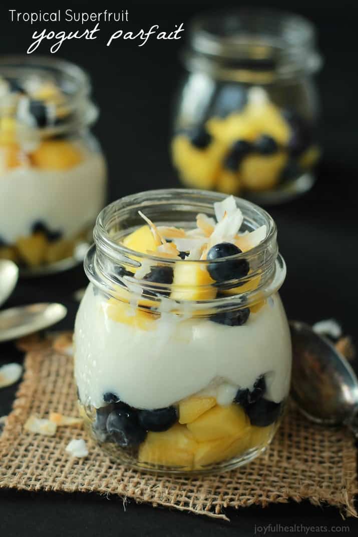Dessert for breakfast with this Tropical Superfruit Yogurt Parfait, an easy way to detox that tastes delicious! | joyfulhealthyeats.com #recipes #healthybreakfast 早餐甜点是这款热带超级水果酸奶冻糕,一种简单的排毒方法,味道美味!| joyfulhealthyeats.com #食谱#健康早餐