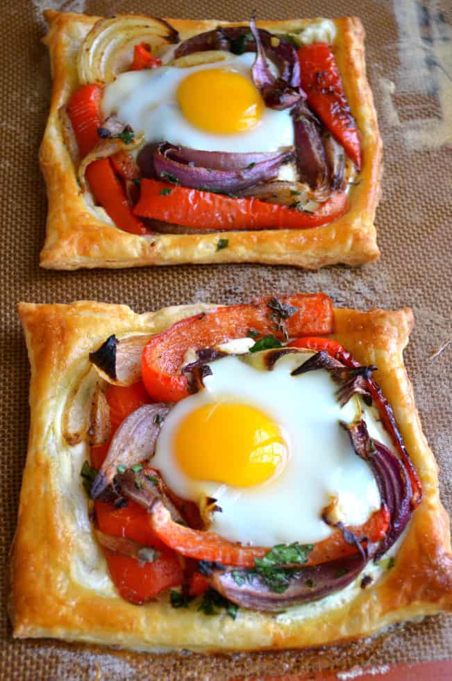 28 Last Minute Easter Brunch Ideas 两块红辣椒和烤蛋饼放在餐垫上