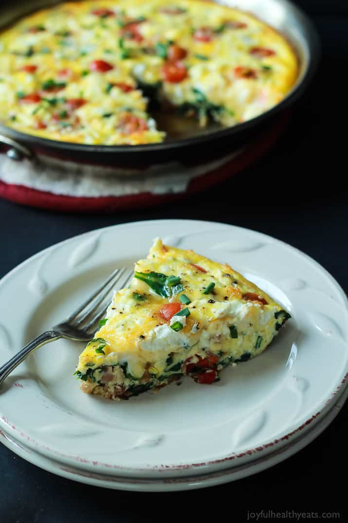 A Cheesy Bacon Spinach Frittata done in 30 minutes! This Spinach Frittata is packed with goat cheese, roasted red peppers, and bacon! Perfect for Brunch! | joyfulhealthyeats.com #easter #mothersday #recipes 一盘芝士培根菠菜煎蛋饼