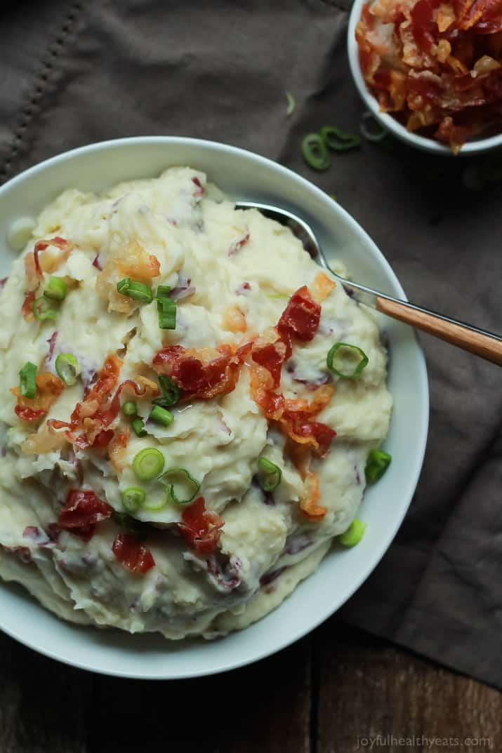 Creamy Goat Cheese Horseradish Mashed Potatoes 一碗辣根土豆泥旁边是一小盘意大利烟肉