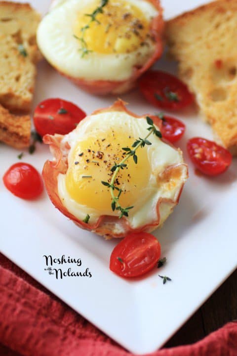 28 Last Minute Easter Brunch Ideas 火腿蛋杯,四周是半切的樱桃番茄