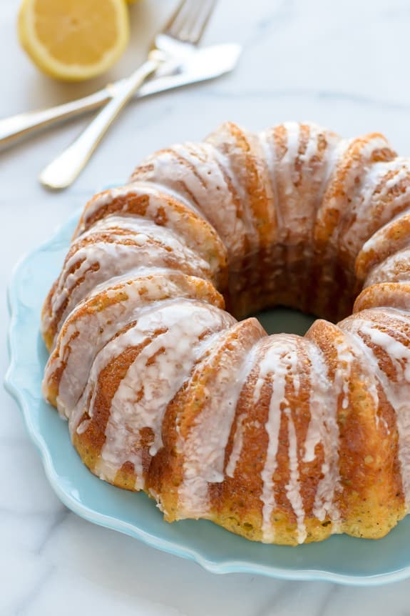 28 Last Minute Easter Brunch Ideas 柠檬罂粟籽蛋糕滴下与柠檬釉在服务板上