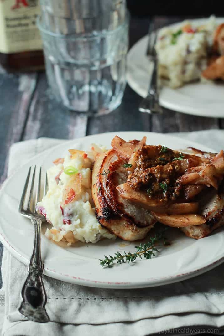 Mustard Crusted Pork Chops with Bourbon Glazed Apples 猪排,上釉的苹果和土豆泥用叉子放在盘子里