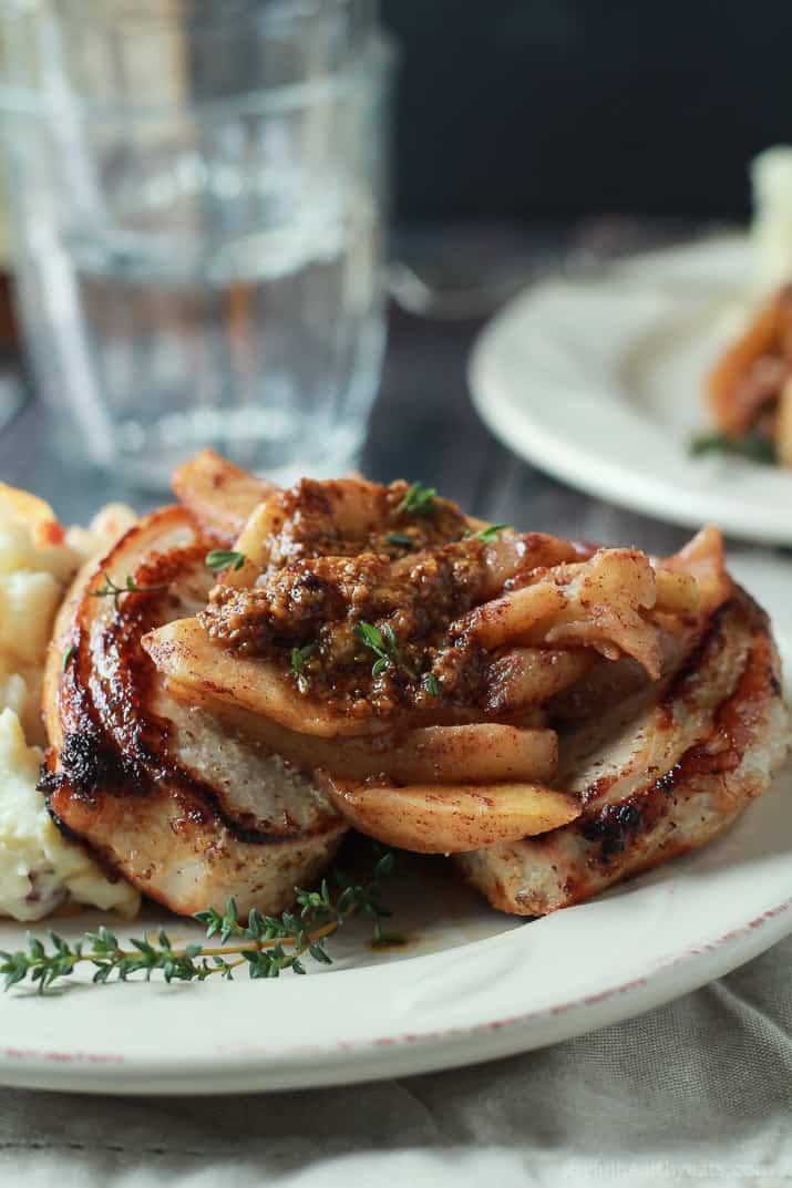 Mustard Crusted Pork Chops with Bourbon Glazed Apples 芥末猪排和波旁蜜饯苹果的特写镜头