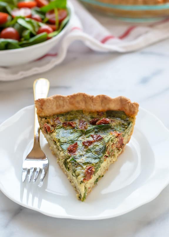28 Last Minute Easter Brunch Ideas 用叉子将蕃茄干和帕尔马干酪放在盘子里
