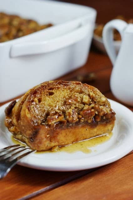 28 Last Minute Easter Brunch Ideas 一块辣椒粉法式吐司在盘子上