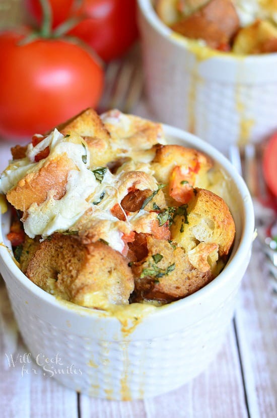 28 Last Minute Easter Brunch Ideas 美味的番茄罗勒面包布丁在烤盘旁边的三个番茄