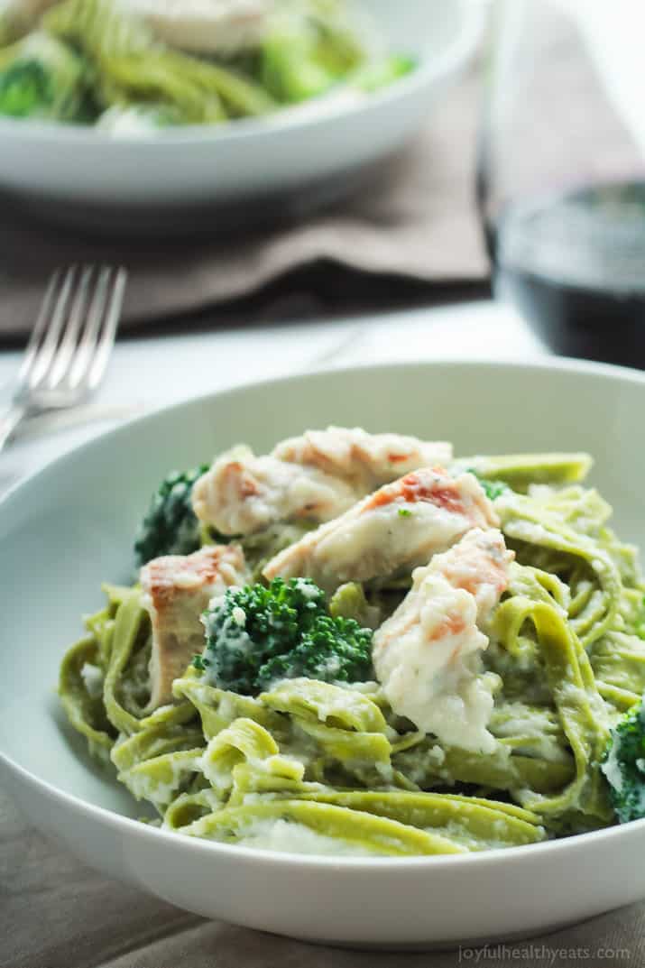 Skinny Chicken Alfredo Pasta made with Cauliflower Alfredo Sauce, Fresh Spinach Pasta, and Broccoli - all on the table in 30 minutes! YES please! | joyfulhealthyeats.com #recipes 用花椰菜酱、新鲜菠菜意面和西兰花制成的瘦鸡肉阿尔弗雷多意面,在30分钟内就能上桌!是的,请!| joyfulhealthyeats.com #食谱