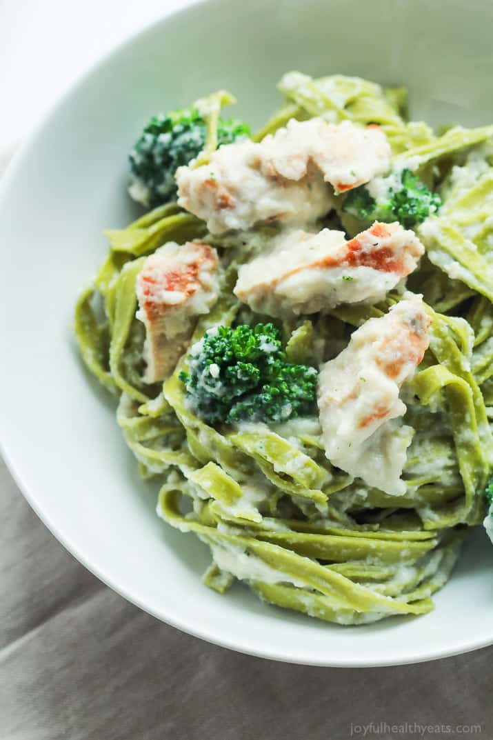Skinny Chicken Alfredo Pasta made with Cauliflower Alfredo Sauce, Fresh Spinach Pasta, and Broccoli - all on the table in 30 minutes! YES please! | joyfulhealthyeats.com #recipes 用花椰菜酱、新鲜菠菜意面和西兰花制成的瘦鸡肉阿尔弗雷多意面,在30分钟内就能上桌!是的,请!| joyfulhealthyeats.com #食谱