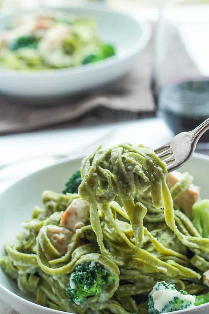 Skinny Chicken Alfredo Pasta made with Cauliflower Alfredo Sauce, Fresh Spinach Pasta, and Broccoli - all on the table in 30 minutes! YES please! | joyfulhealthyeats.com #recipes 用花椰菜酱、新鲜菠菜意面和西兰花制成的瘦鸡肉阿尔弗雷多意面,在30分钟内就能上桌!是的,请!| joyfulhealthyeats.com #食谱
