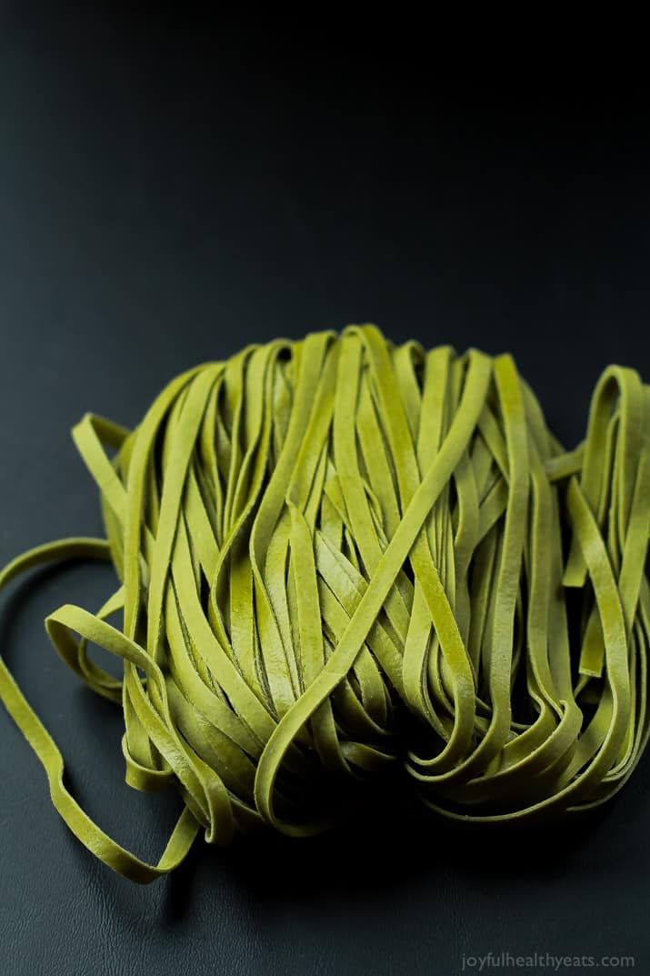 Skinny Chicken Alfredo Pasta made with Cauliflower Alfredo Sauce, Fresh Spinach Pasta, and Broccoli - all on the table in 30 minutes! YES please! | joyfulhealthyeats.com #recipes 用花椰菜酱、新鲜菠菜意面和西兰花制成的瘦鸡肉阿尔弗雷多意面,在30分钟内就能上桌!是的,请!| joyfulhealthyeats.com #食谱