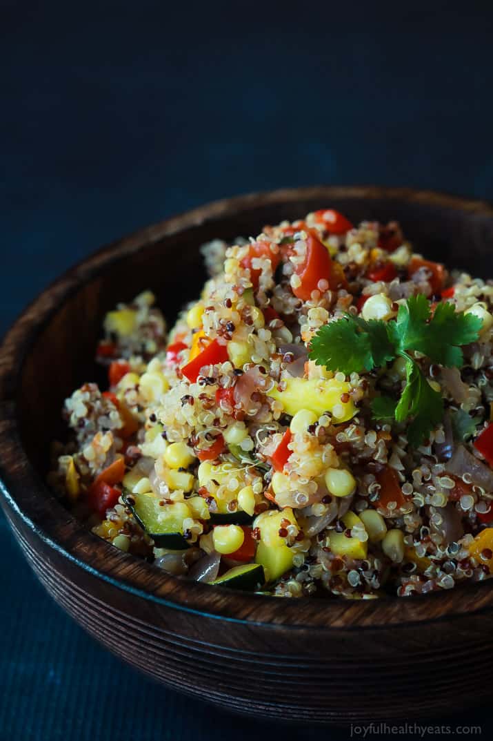 A heart healthy Southwestern Roasted Vegetable Quinoa Salad packed with protein and loads of flavor then topped with a poached egg and fresh avocado! Holy Yum! | joyfulhealthyeats.com #recipes 有益心脏健康的西南烤蔬菜藜麦沙拉富含蛋白质和丰富的风味,上面还有一个水煮鸡蛋和新鲜的鳄梨!神圣的Yum !| joyfulhealthyeats.com #食谱