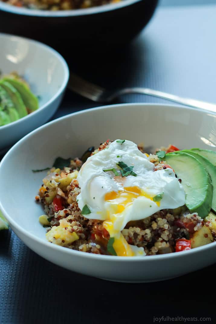 A heart healthy Southwestern Roasted Vegetable Quinoa Salad packed with protein and loads of flavor then topped with a poached egg and fresh avocado! Holy Yum! | joyfulhealthyeats.com #recipes 有益心脏健康的西南烤蔬菜藜麦沙拉富含蛋白质和丰富的风味,上面还有一个水煮鸡蛋和新鲜的鳄梨!神圣的Yum !| joyfulhealthyeats.com #食谱