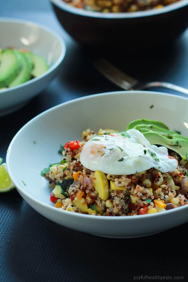 A heart healthy Southwestern Roasted Vegetable Quinoa Salad packed with protein and loads of flavor then topped with a poached egg and fresh avocado! Holy Yum! | joyfulhealthyeats.com #recipes 有益心脏健康的西南烤蔬菜藜麦沙拉富含蛋白质和丰富的风味,上面还有一个水煮鸡蛋和新鲜的鳄梨!神圣的Yum !| joyfulhealthyeats.com #食谱