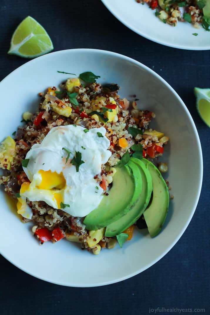 A heart healthy Southwestern Roasted Vegetable Quinoa Salad packed with protein and loads of flavor then topped with a poached egg and fresh avocado! Holy Yum! | joyfulhealthyeats.com #recipes 有益心脏健康的西南烤蔬菜藜麦沙拉富含蛋白质和丰富的风味,上面还有一个水煮鸡蛋和新鲜的鳄梨!神圣的Yum !| joyfulhealthyeats.com #食谱