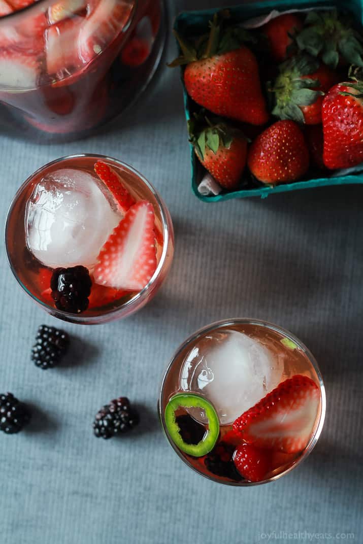 A fresh light Strawberry Jalapeno White Sangria recipe with pomegranate juice and mixed berries. It has everything your taste buds want sweet, spicy ,and fruity! | joyfulhealthyeats.com #recipes #cocktail 新鲜的草莓墨西哥白桑格利亚汽酒配方,石榴汁和混合浆果。它有你味蕾想要的一切甜,辣,还有水果味!| joyfulhealthyeats.com #食谱#鸡尾酒