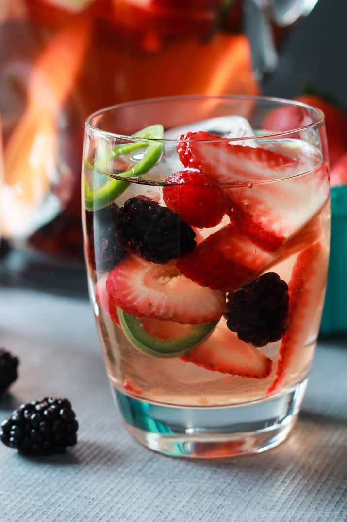 A fresh light Strawberry Jalapeno White Sangria recipe with pomegranate juice and mixed berries. It has everything your taste buds want sweet, spicy ,and fruity! | joyfulhealthyeats.com #recipes #cocktail 新鲜的草莓墨西哥白桑格利亚汽酒配方,石榴汁和混合浆果。它有你味蕾想要的一切甜,辣,还有水果味!| joyfulhealthyeats.com #食谱#鸡尾酒