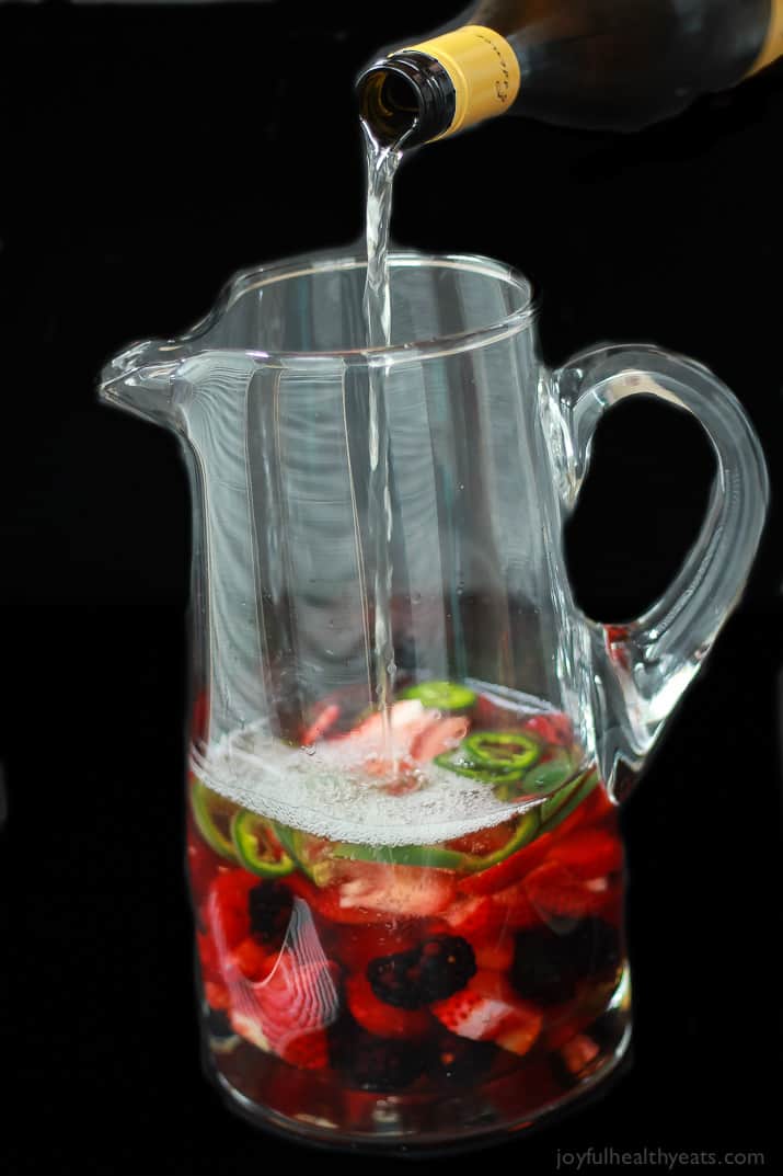 A fresh light Strawberry Jalapeno White Sangria recipe with pomegranate juice and mixed berries. It has everything your taste buds want sweet, spicy ,and fruity! | joyfulhealthyeats.com #recipes #cocktail 新鲜的草莓墨西哥白桑格利亚汽酒配方,石榴汁和混合浆果。它有你味蕾想要的一切甜,辣,还有水果味!| joyfulhealthyeats.com #食谱#鸡尾酒