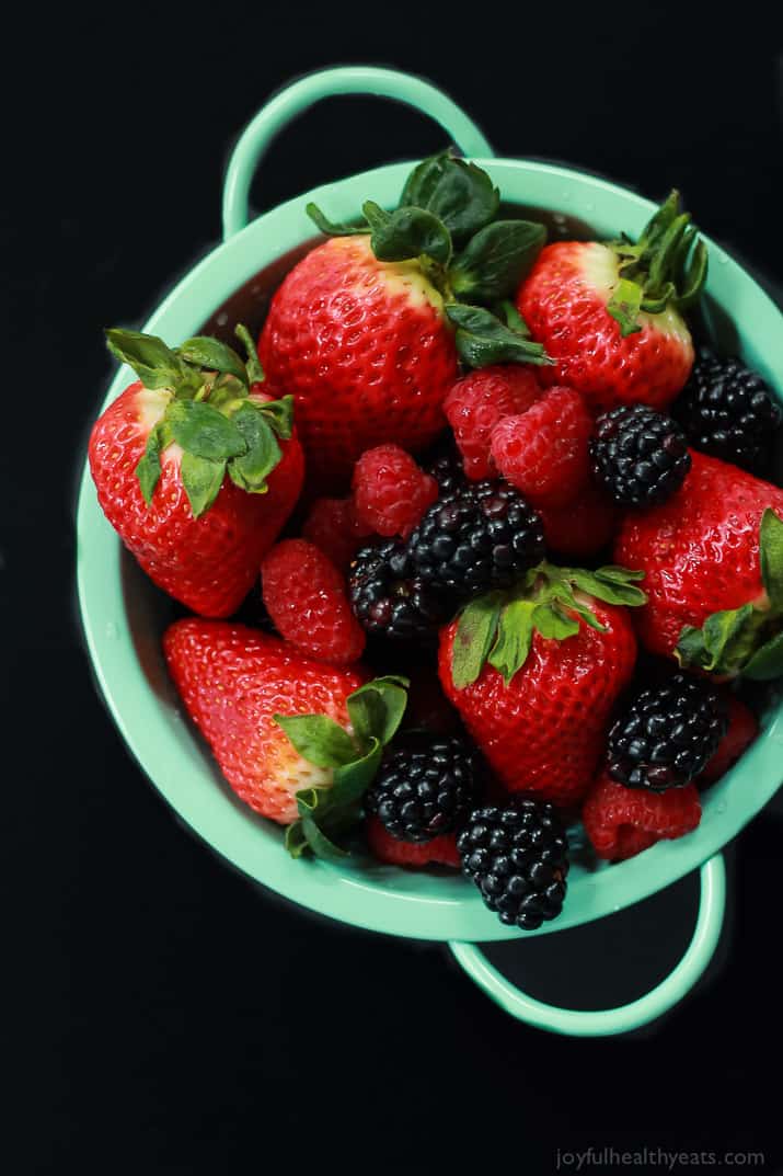 A fresh light Strawberry Jalapeno White Sangria recipe with pomegranate juice and mixed berries. It has everything your taste buds want sweet, spicy ,and fruity! | joyfulhealthyeats.com #recipes #cocktail 新鲜的草莓墨西哥白桑格利亚汽酒配方,石榴汁和混合浆果。它有你味蕾想要的一切甜,辣,还有水果味!| joyfulhealthyeats.com #食谱#鸡尾酒