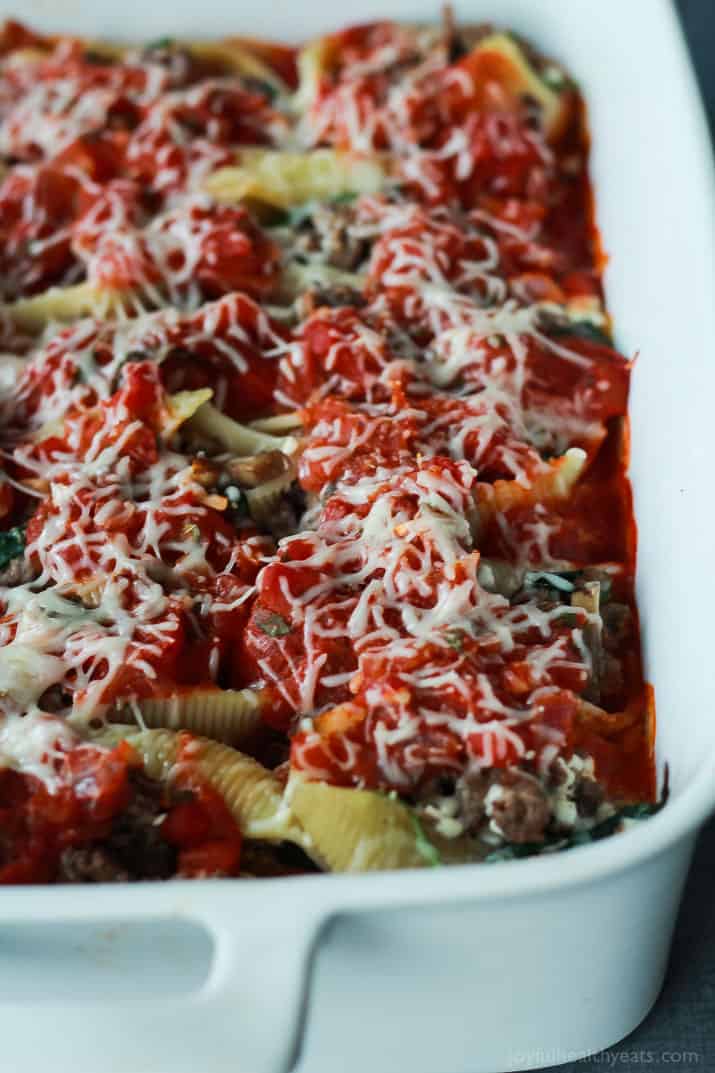 An easy Stuffed Shells recipe with ground beef, spinach, and mushrooms then topped with a homemade marinara sauce - all for only 223 calories per serving! | joyfulhealthyeats.com #recipes 一份简单的馅壳食谱,上面有碎牛肉、菠菜和蘑菇,再浇上自制的蒜汁酱——每份只含223卡路里!| joyfulhealthyeats.com #食谱
