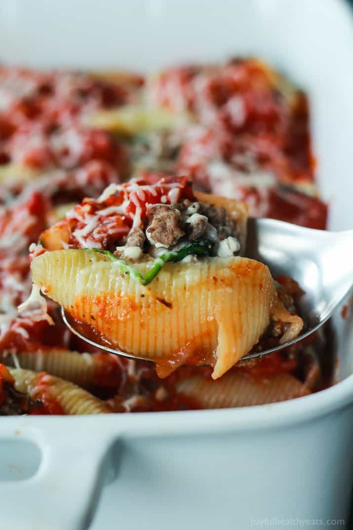 An easy Stuffed Shells recipe with ground beef, spinach, and mushrooms then topped with a homemade marinara sauce - all for only 223 calories per serving! | joyfulhealthyeats.com #recipes 一份简单的馅壳食谱,上面有碎牛肉、菠菜和蘑菇,再浇上自制的蒜汁酱——每份只含223卡路里!| joyfulhealthyeats.com #食谱