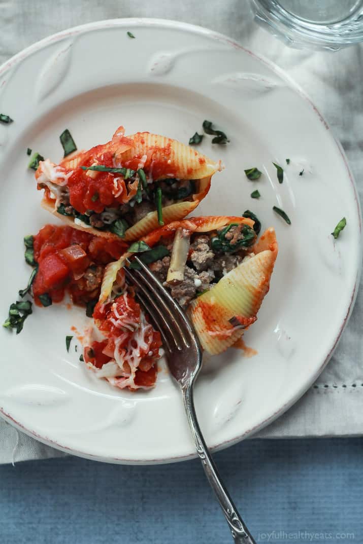 An easy Stuffed Shells recipe with ground beef, spinach, and mushrooms then topped with a homemade marinara sauce - all for only 223 calories per serving! | joyfulhealthyeats.com #recipes 一份简单的馅壳食谱,上面有碎牛肉、菠菜和蘑菇,再浇上自制的蒜汁酱——每份只含223卡路里!| joyfulhealthyeats.com #食谱