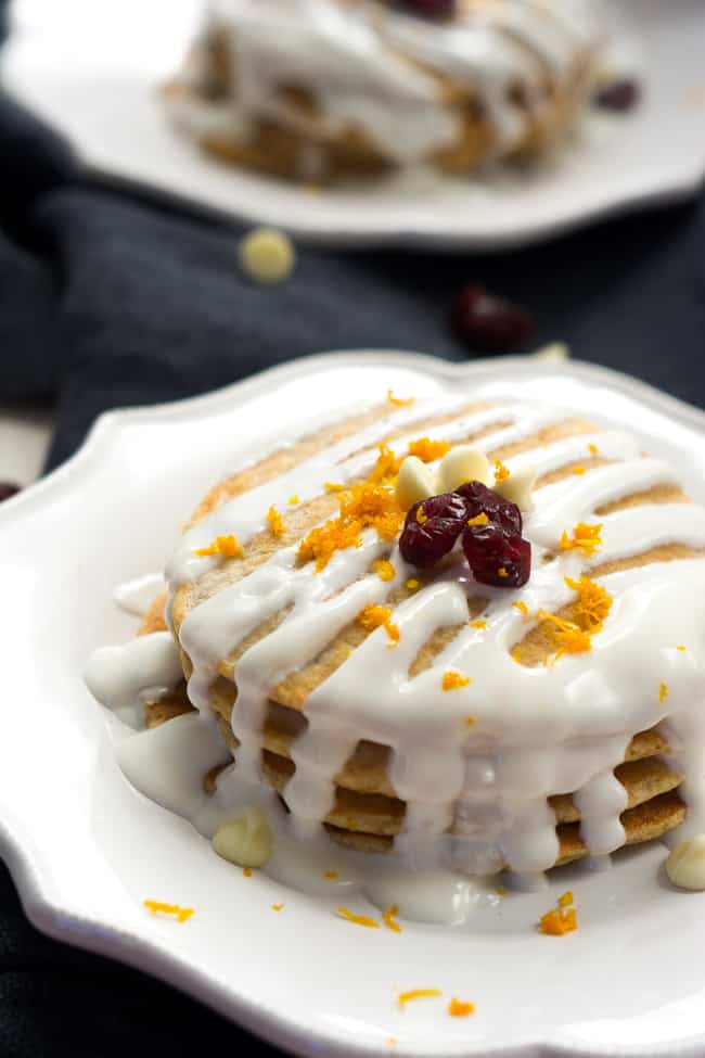 28 Last Minute Easter Brunch Ideas 一堆全麦蔓越桔幸福煎饼覆盖着冰