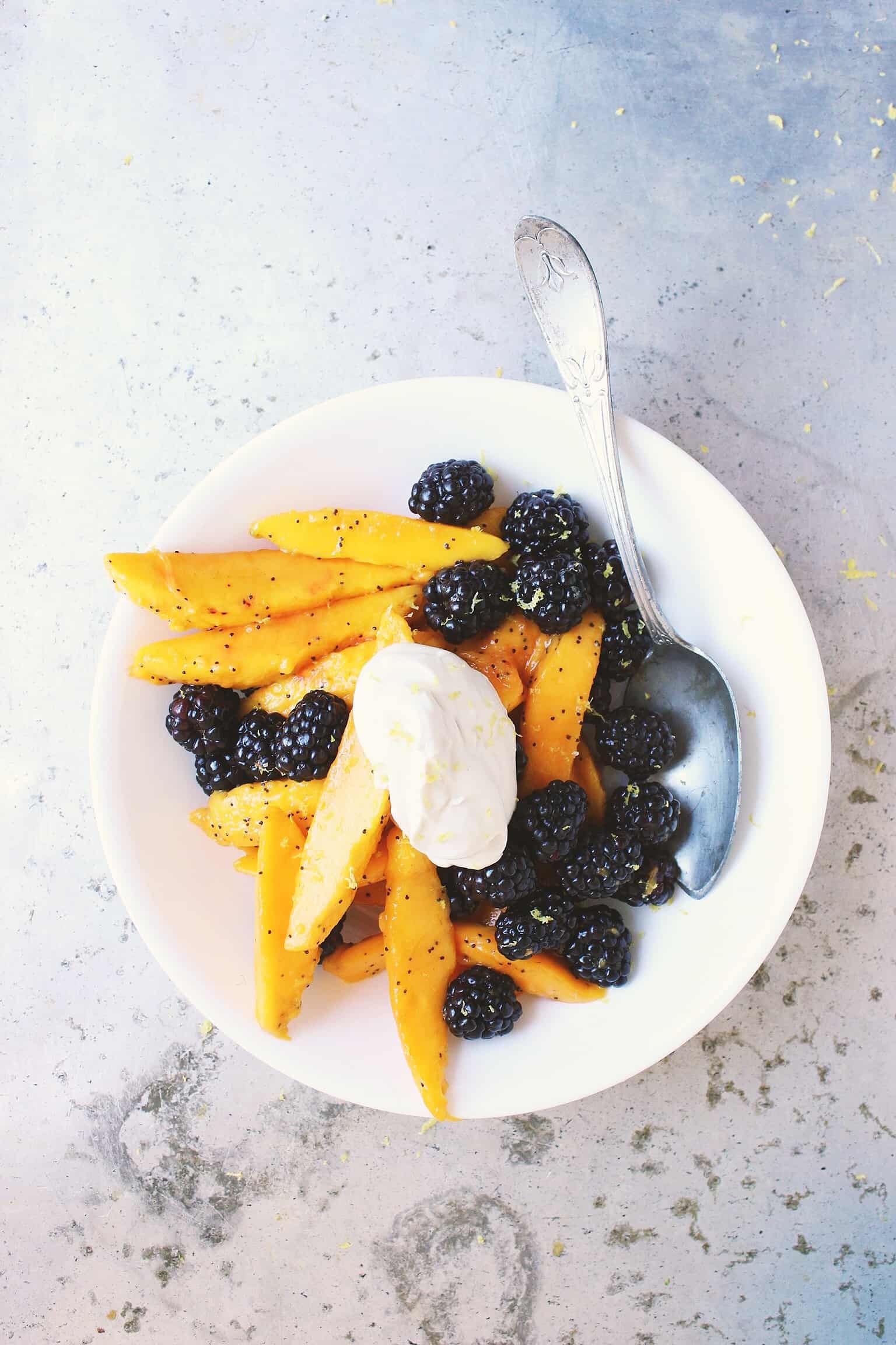 28 Last Minute Easter Brunch Ideas 在一个碗的芒果黑莓柠檬罂粟籽水果沙拉有匙子的