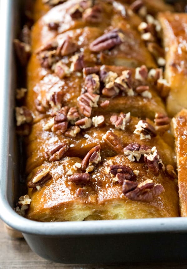 28 Last Minute Easter Brunch Ideas 粘面包法国吐司与核桃在一个平底锅