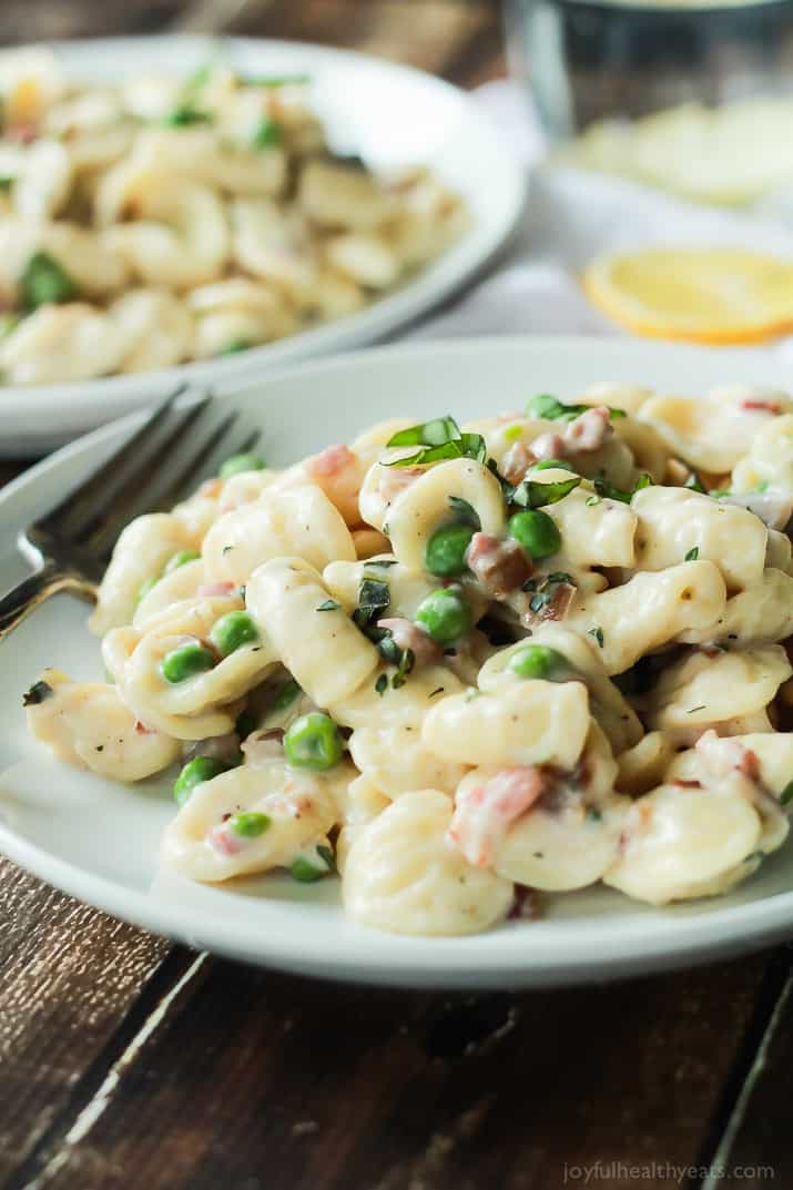 Crispy Pancetta Sweet Pea Orecchiette Pasta tossed with a creamy lemon herb Goat Cheese Sauce! This pasta recipe is comfort food to the max AND its skinny! | joyfulhealthyeats.com #recipes 香脆意式烟肉甜豌豆耳头意大利面与奶油柠檬香草山羊奶酪酱!这个意大利面食谱是最舒服的食物,而且很瘦!| joyfulhealthyeats.com食谱
