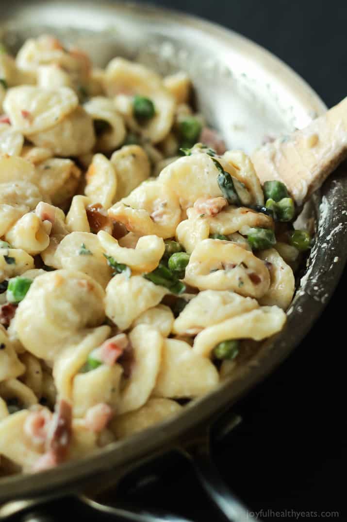 Crispy Pancetta Sweet Pea Orecchiette Pasta tossed with a creamy lemon herb Goat Cheese Sauce! This pasta recipe is comfort food to the max AND its skinny! | joyfulhealthyeats.com #recipes 香脆意式烟肉甜豌豆耳头意大利面与奶油柠檬香草山羊奶酪酱!这个意大利面食谱是最舒服的食物,而且很瘦!| joyfulhealthyeats.com食谱