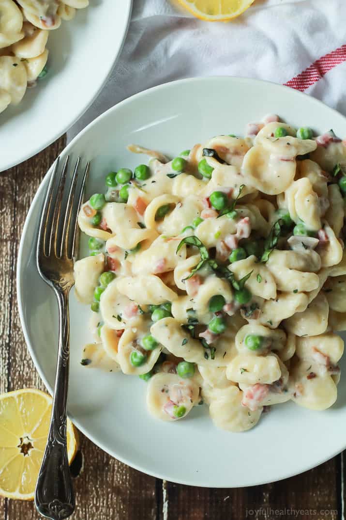 Crispy Pancetta Sweet Pea Orecchiette Pasta tossed with a creamy lemon herb Goat Cheese Sauce! This pasta recipe is comfort food to the max AND its skinny! | joyfulhealthyeats.com #recipes 香脆意式烟肉甜豌豆耳头意大利面与奶油柠檬香草山羊奶酪酱!这个意大利面食谱是最舒服的食物,而且很瘦!| joyfulhealthyeats.com食谱