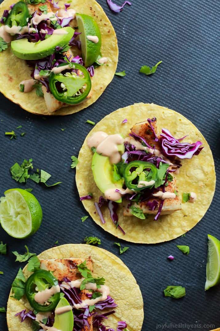 The BEST Grilled Mahi Mahi Fish Tacos you will ever have. Topped with crunchy purple cabbage, avocados, and a drizzle of Chipotle Lime Crema - all wrapped in a warm tortilla! All in under 20 minutes! | joyfulhealthyeats.com #recipes #grillseason 这是你吃过的最棒的烤鲯鳅鱼玉米饼。上面放着脆脆的紫色卷心菜、鳄梨和一点墨西哥青柠奶油——全都裹在一个温暖的玉米饼里!所有这些都在20分钟内完成!#食谱#烧烤季节