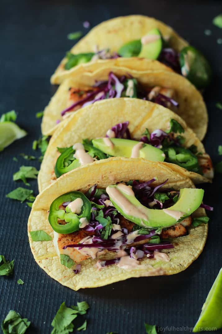 The BEST Grilled Mahi Mahi Fish Tacos you will ever have. Topped with crunchy purple cabbage, avocados, and a drizzle of Chipotle Lime Crema - all wrapped in a warm tortilla! All in under 20 minutes! | joyfulhealthyeats.com #recipes #grillseason 这是你吃过的最棒的烤鲯鳅鱼玉米饼。上面放着脆脆的紫色卷心菜、鳄梨和一点墨西哥青柠奶油——全都裹在一个温暖的玉米饼里!所有这些都在20分钟内完成!#食谱#烧烤季节