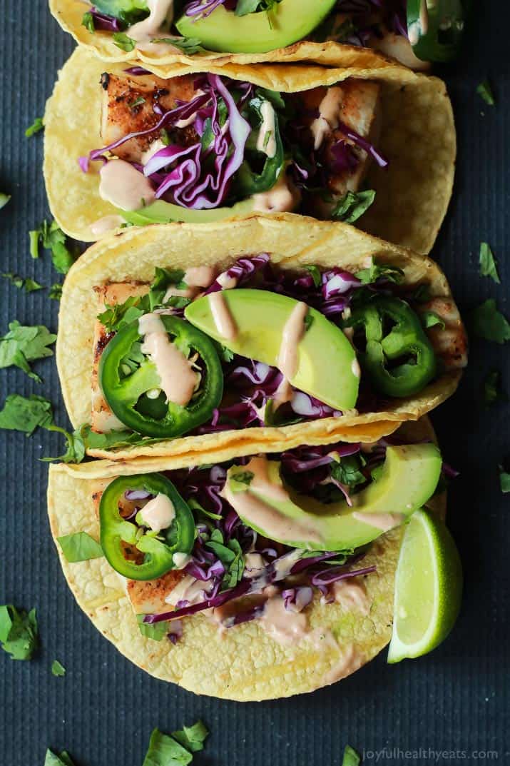 The BEST Grilled Mahi Mahi Fish Tacos you will ever have. Topped with crunchy purple cabbage, avocados, and a drizzle of Chipotle Lime Crema - all wrapped in a warm tortilla! All in under 20 minutes! | joyfulhealthyeats.com #recipes #grillseason 这是你吃过的最棒的烤鲯鳅鱼玉米饼。上面放着脆脆的紫色卷心菜、鳄梨和一点墨西哥青柠奶油——全都裹在一个温暖的玉米饼里!所有这些都在20分钟内完成!#食谱#烧烤季节
