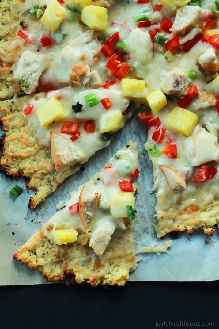 Thai Chili Chicken Pizza with a Cauliflower Crust, topped with a Sweet Spicy Thai Chili Sauce, fresh pineapple, bell peppers, and chicken. An easy gluten free pizza recipe that will be on your table in 25 minutes! | joyfulhealthyeats.com #recipes 泰式辣鸡肉披萨配花椰菜皮,淋上泰式甜辣酱、新鲜菠萝、灯笼椒和鸡肉。一个简单的无麸披萨配方,将在25分钟内放在你的桌子上!| joyfulhealthyeats.com食谱