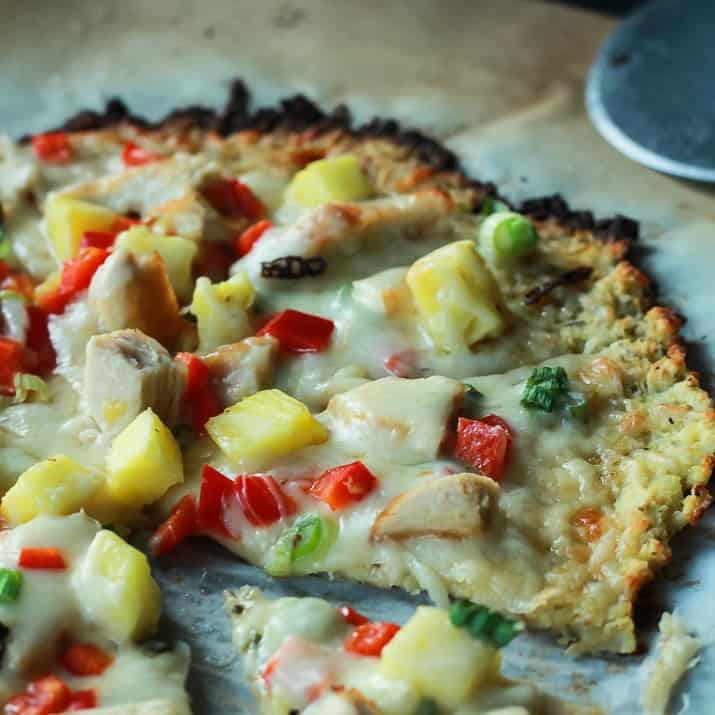 Thai Chili Chicken Pizza with a Cauliflower Crust, topped with a Sweet Spicy Thai Chili Sauce, fresh pineapple, bell peppers, and chicken. An easy gluten free pizza recipe that will be on your table in 25 minutes! | joyfulhealthyeats.com #recipes 泰式辣鸡肉披萨配花椰菜皮,淋上泰式甜辣酱、新鲜菠萝、灯笼椒和鸡肉。一个简单的无麸披萨配方,将在25分钟内放在你的桌子上!| joyfulhealthyeats.com食谱