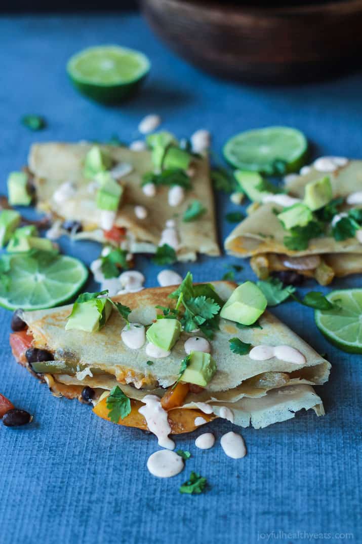 Easy Tex-Mex Vegetarian Crepe Quesadillas filled with fresh corn, bell peppers, black beans, and onions then topped with a drizzle of Chipotle Lime Crema! An appetizer that is to die for! | joyfulhealthyeats.com #recipes 简单的德州-墨西哥素食可丽饼油炸玉米饼,里面有新鲜的玉米,甜椒,黑豆和洋葱,然后淋上一点墨西哥酸橙奶油!这道开胃菜真好吃!| joyfulhealthyeats.com #食谱