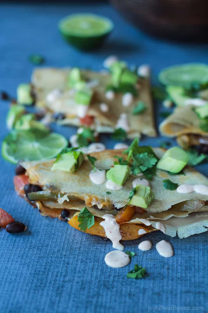 Easy Tex-Mex Vegetarian Crepe Quesadillas filled with fresh corn, bell peppers, black beans, and onions then topped with a drizzle of Chipotle Lime Crema! An appetizer that is to die for! | joyfulhealthyeats.com #recipes 简单的德州-墨西哥素食可丽饼油炸玉米饼,里面有新鲜的玉米,甜椒,黑豆和洋葱,然后淋上一点墨西哥酸橙奶油!这道开胃菜真好吃!| joyfulhealthyeats.com #食谱