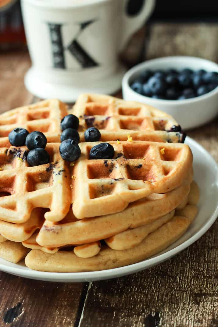 Whole Wheat Lemon Blueberry Waffles, these Waffles are packed with juicy blueberries and fresh lemon zest for the perfect light summer breakfast recipe! | joyfulhealthyeats.com #brunch #mothersday 全麦柠檬蓝莓华夫饼,这些华夫饼挤满了多汁的蓝莓和新鲜的柠檬皮,可完美的夏季早餐食谱!|joyfulhealthyeats.com #runch #mothersday