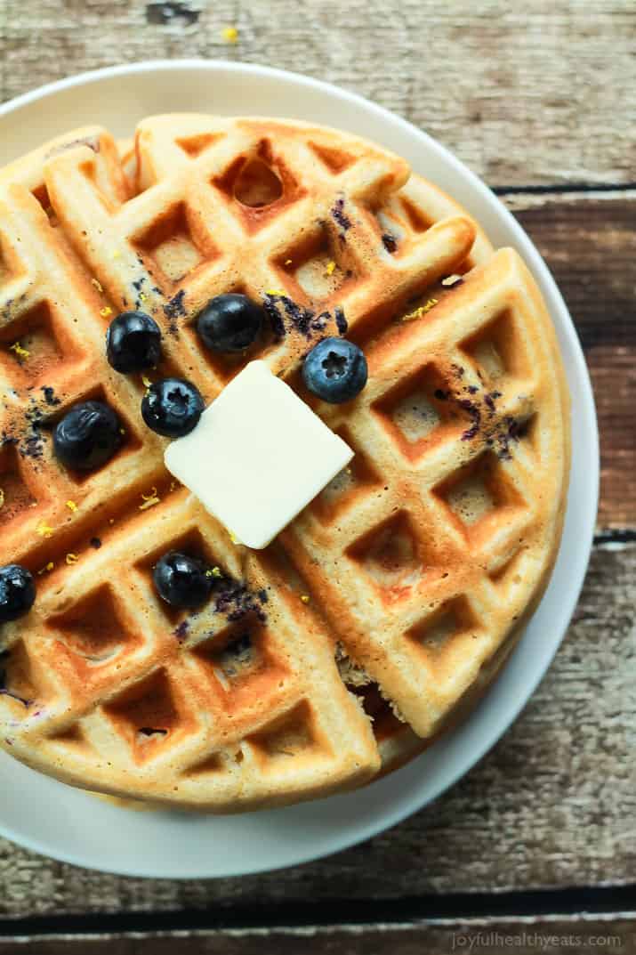 Whole Wheat Lemon Blueberry Waffles, these Waffles are packed with juicy blueberries and fresh lemon zest for the perfect light summer breakfast recipe! | joyfulhealthyeats.com #brunch #mothersday 全麦柠檬蓝莓华夫饼,这些华夫饼挤满了多汁的蓝莓和新鲜的柠檬皮,可完美的夏季早餐食谱!|joyfulhealthyeats.com #runch #mothersday