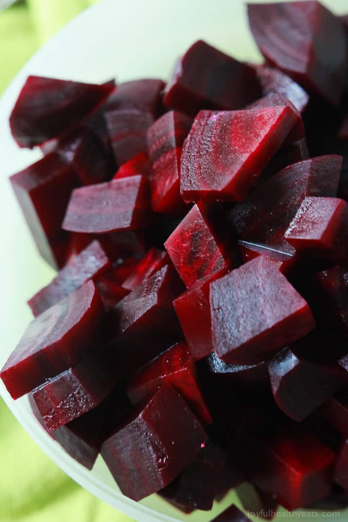 Easy step by step tutorial on how to cook beets. Great for smoothies, side dishes, salads, or just snacking. Full of nutrients and antioxidants! | joyfulhealthyeats.com #healthyeating 简单的一步一步教你如何烹饪甜菜。非常适合做冰沙,配菜,沙拉,或者只是零食。富含营养和抗氧化剂!无谷蛋白食谱|健康饮食