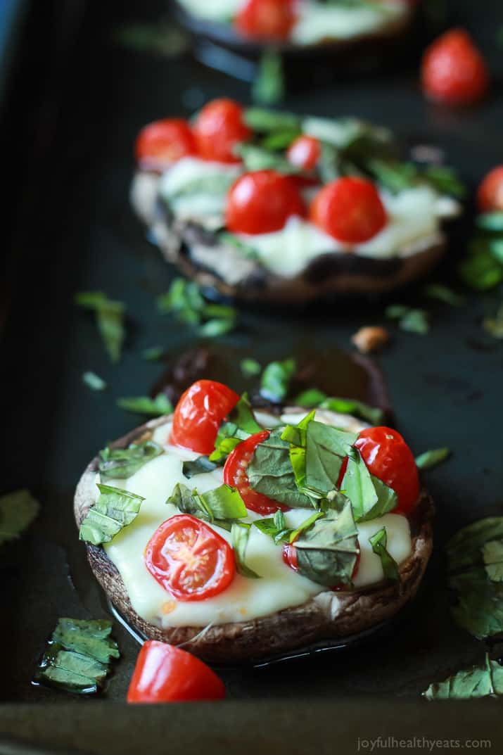 Change up your Friday night pizza night with this Mini Portobello Margherita Pizza - simple, fresh ingredients, and only 15 minutes! | joyfulhealthyeats.com #recipes #glutenfree #vegetarian 用这个迷你Portobello玛格丽特披萨改变你周五晚上的披萨之夜——简单,新鲜的食材,只需15分钟!| joyfulhealthyeats.com #食谱#无麸质#素食